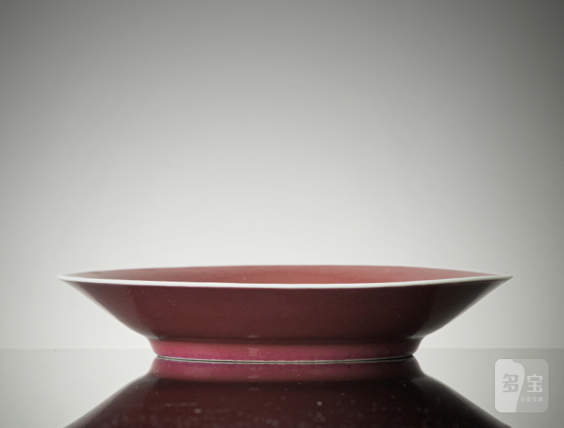 A porcelain plate with a cyclamen-coloured glaze - 图2